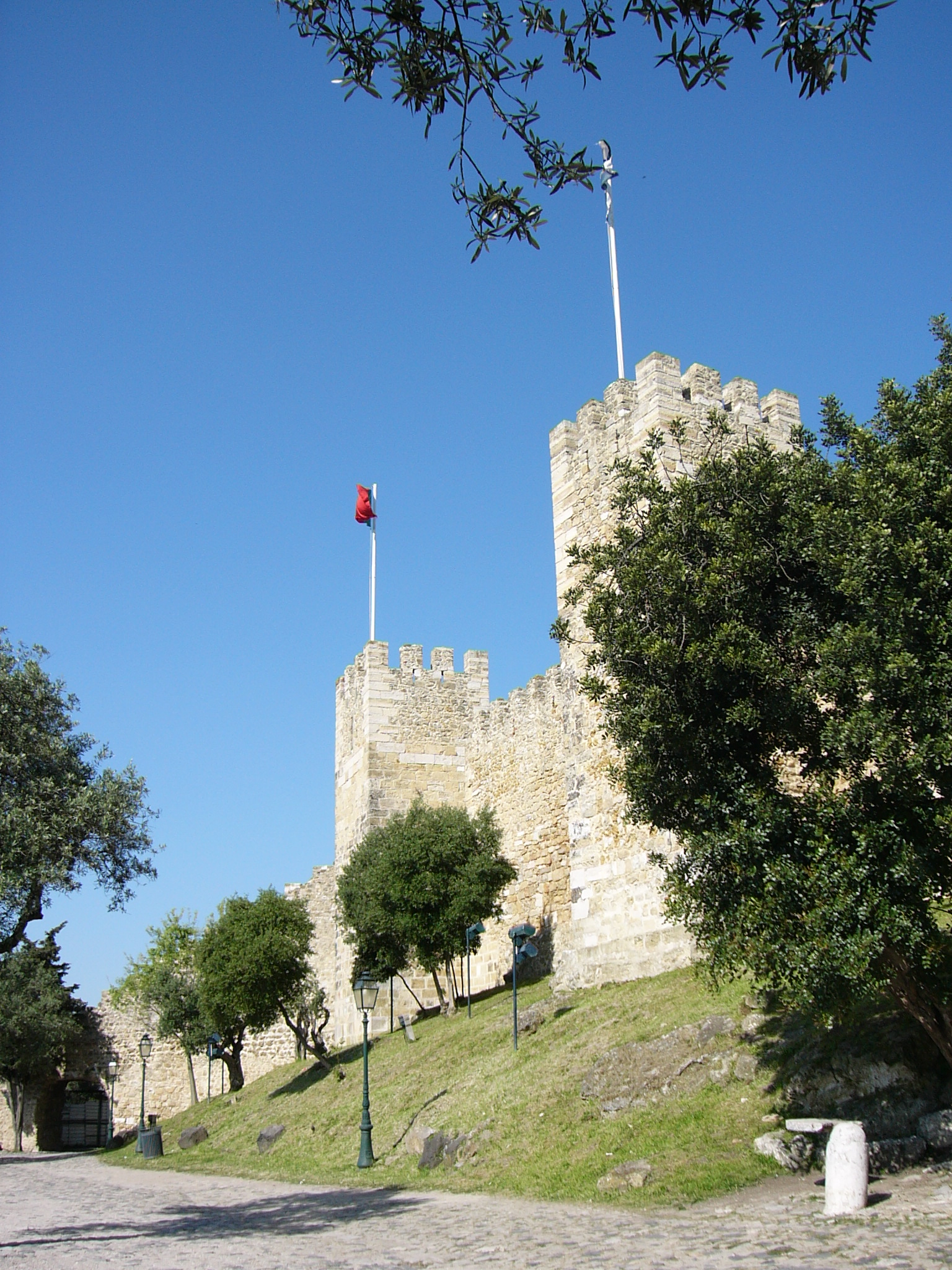 Castelo de São Jorge: vista do interior das primeiras muralhas