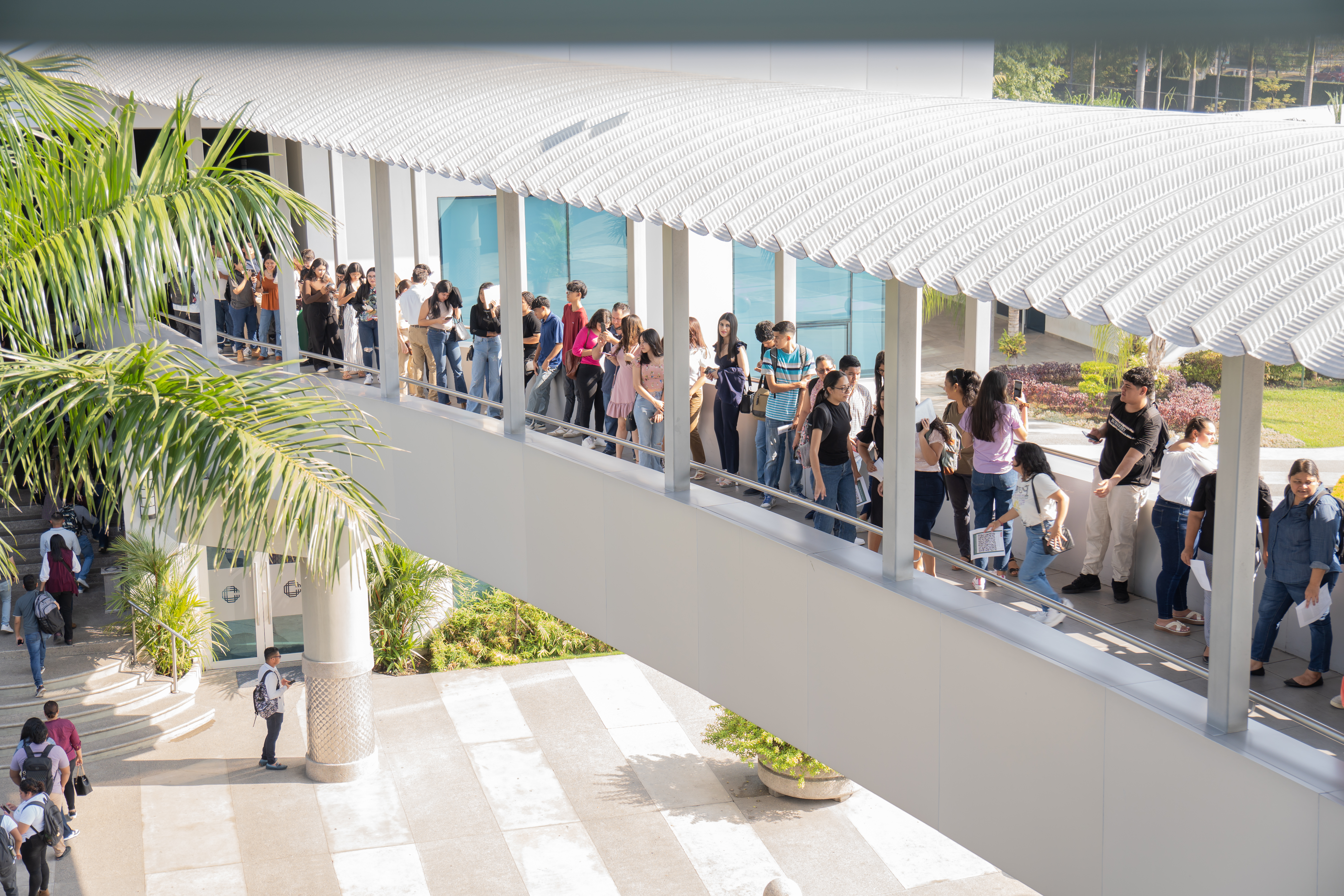 Attendees waiting for the opening of the doors of the Copantl Hotel