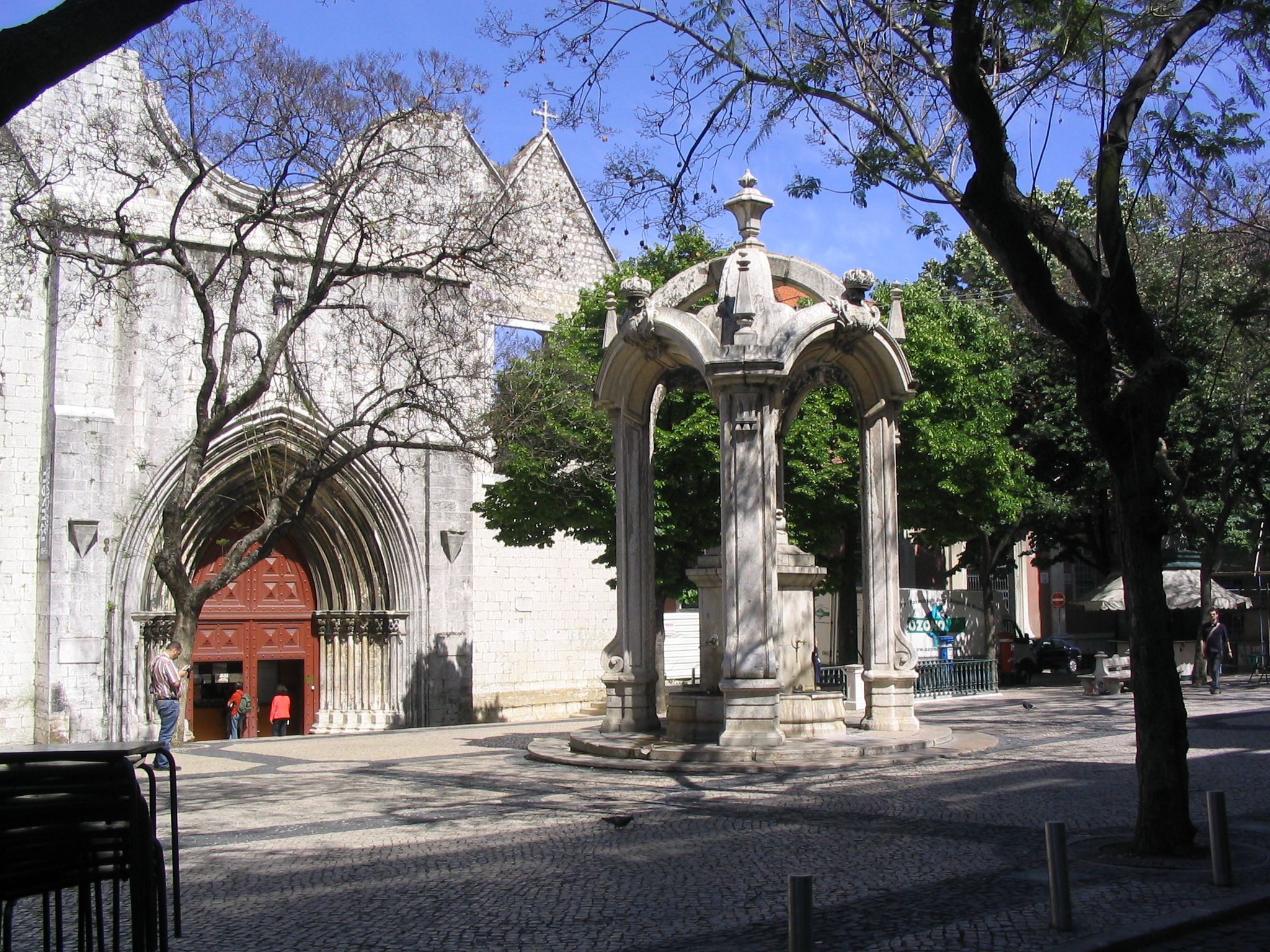 Largo do Carmo com o chafariz e a entrada principal do Convento.