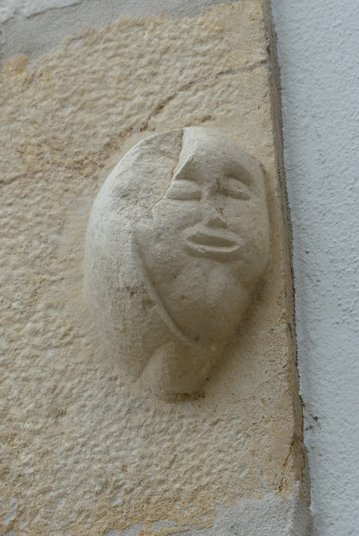 Figura que ladeia, do lado direito, a suposta cabeça de D. João II, representando um dos supostos conspiradores contra a vida do rei.
