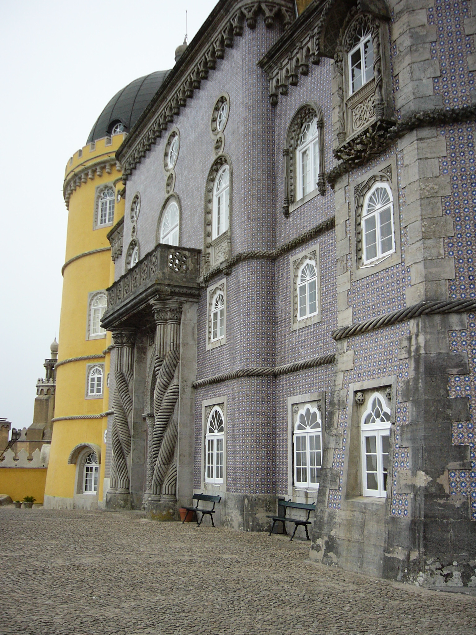 Palácio da Pena: entrada na fachada principal.