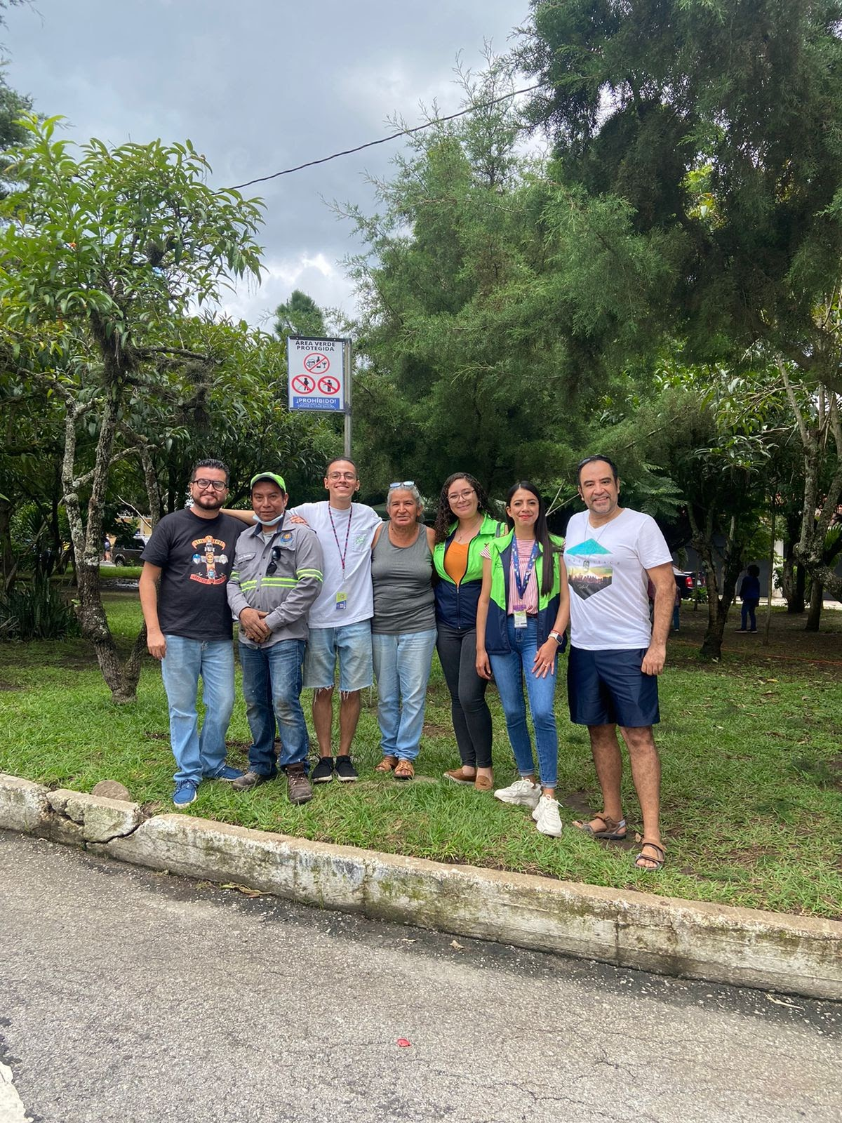 De izquierda a derecha: Manuel Herrarte (ProNavidad), Ulices Ramos, Chepe Herrarte (CÜB3), Coco Muñoz (ProNavidad), Ana Barrera (Alcaldía Auxiliar Z7), Analía Cano (Alcaldía Auxiliar Z7) y Pablo Iriarte (ProNavidad).