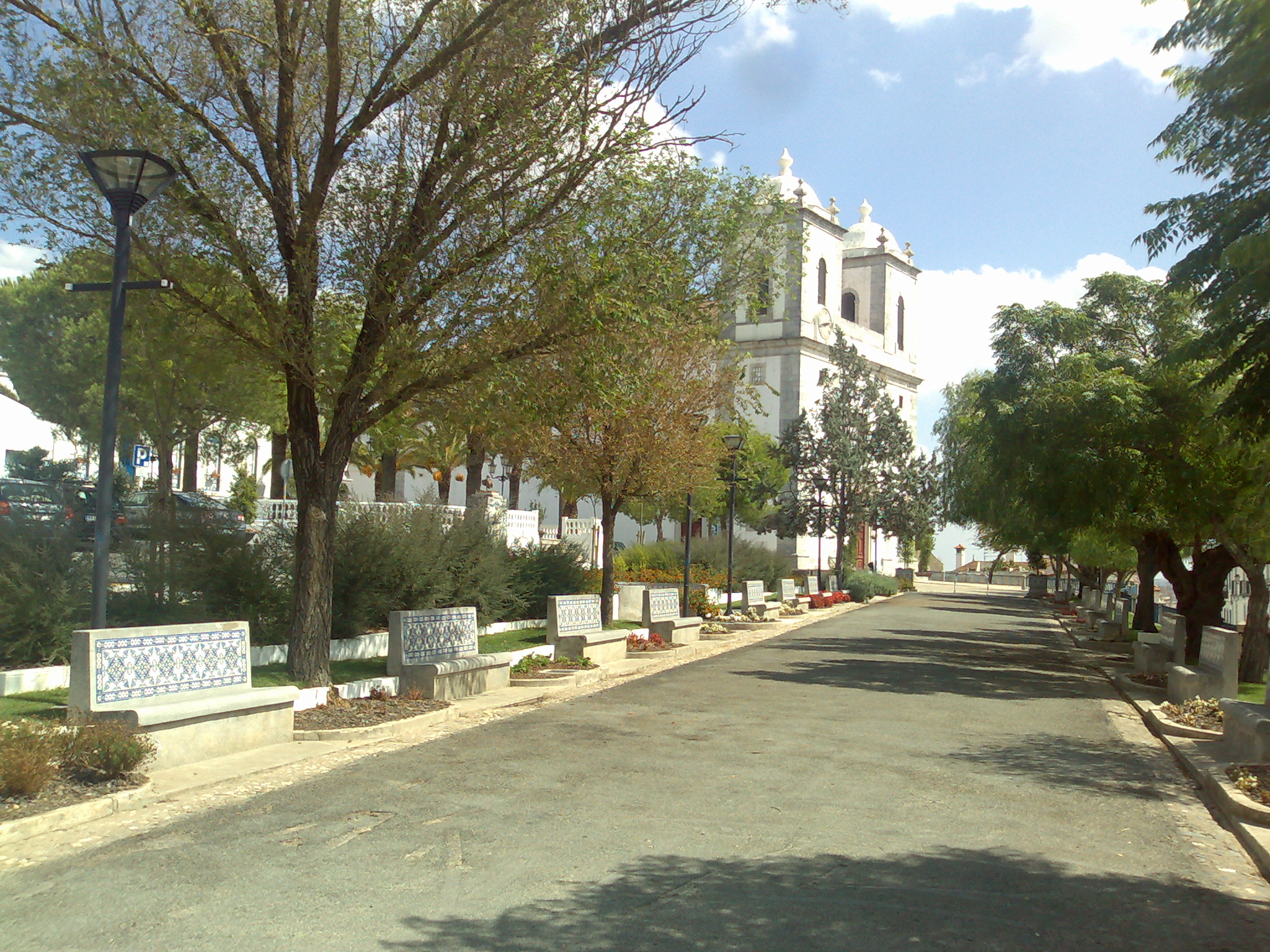 Vista da basílica a partir da Praça do Município, em 2008. O espaço à esquerda era originalmente o cemitério da primeira igreja.