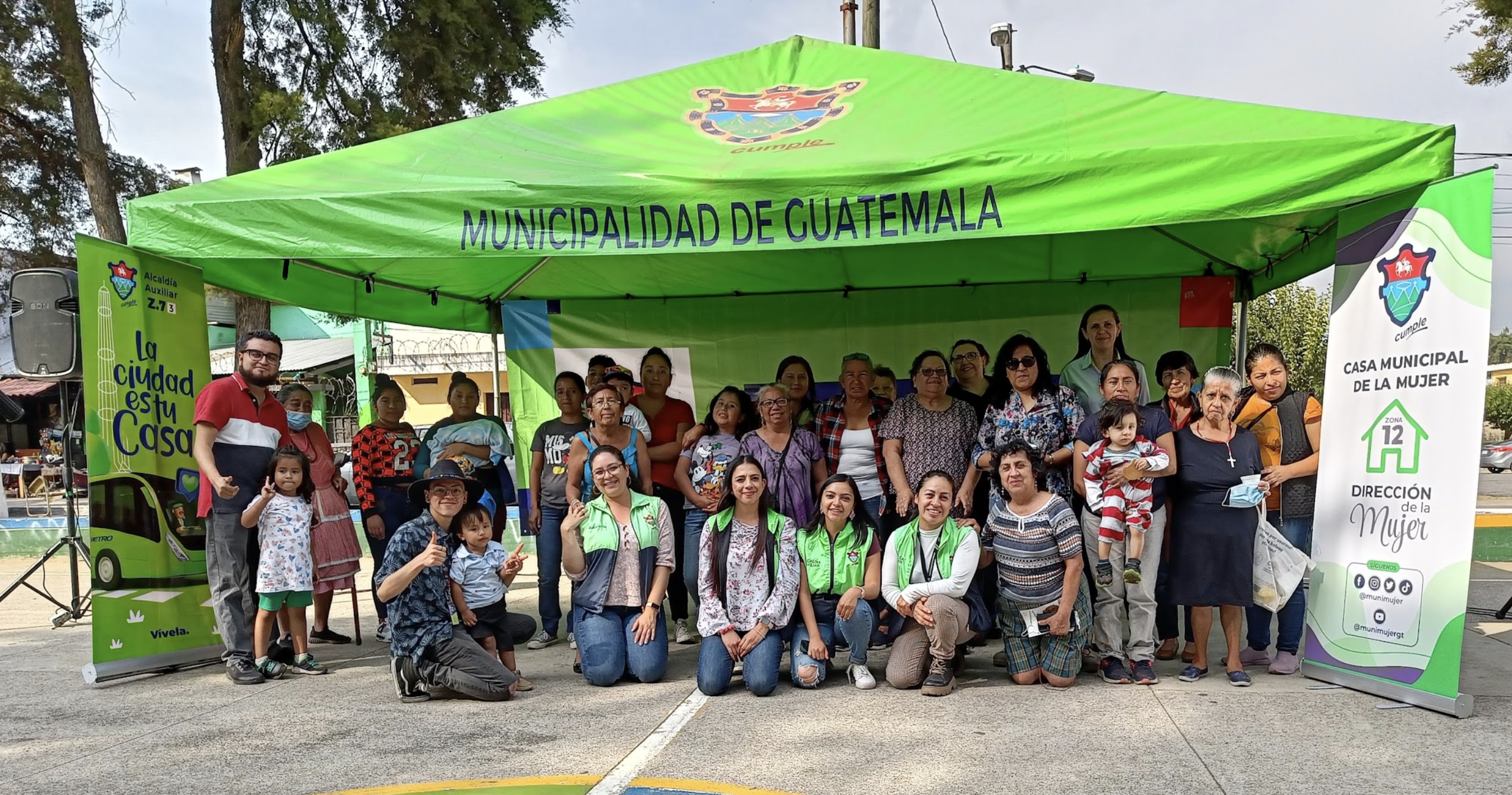 Asistentes a la conferencia: rompiendo roles de género. En la foto vemos a miembros de Pronavidad + CÜB3 + Alcaldía Auxiliar Z7.