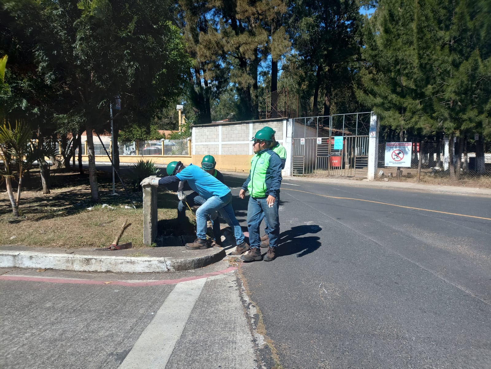 Verificación de drenaje en la 9a calle a la altura de la iglesia católica.