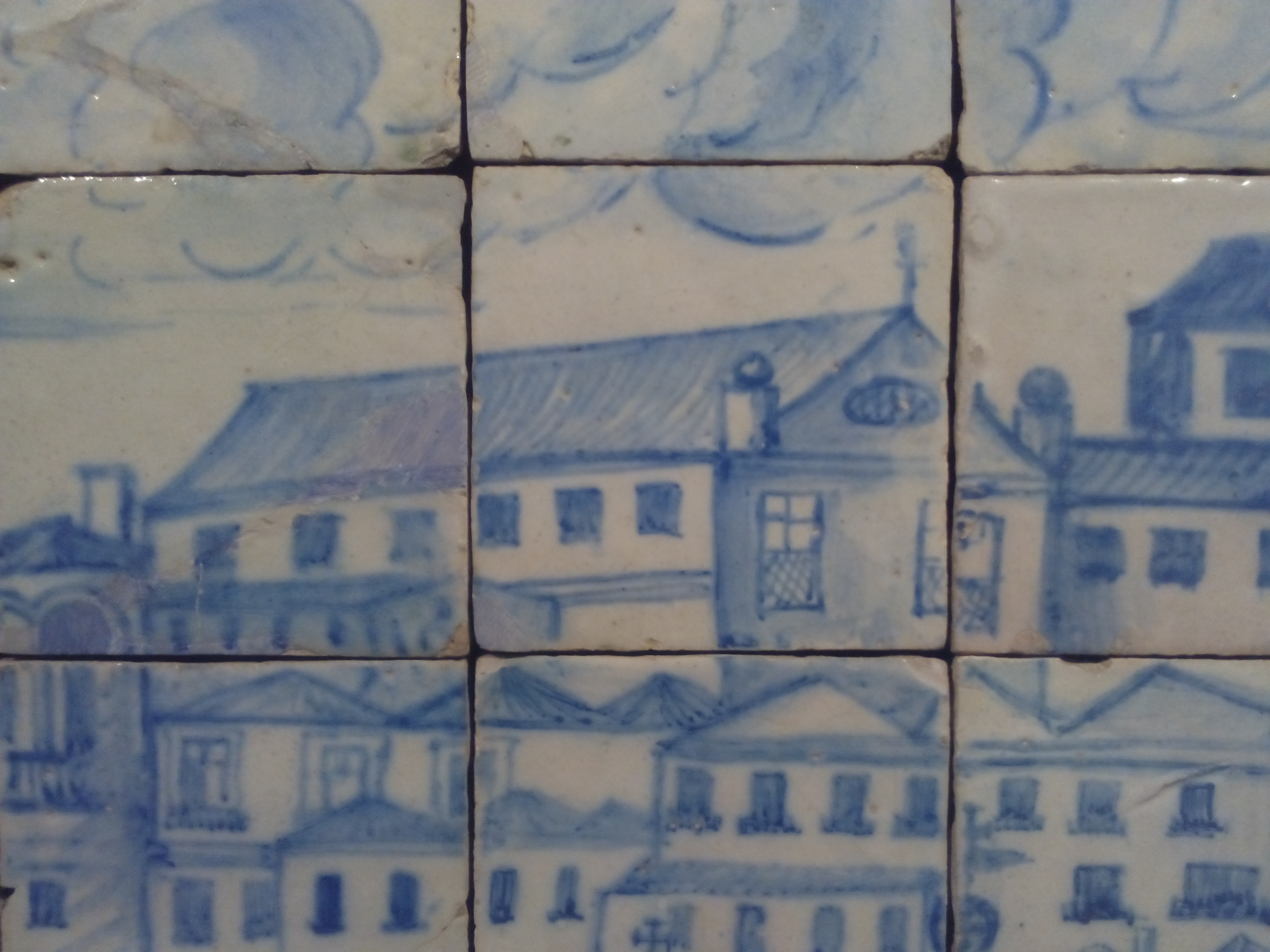 Representação do aspecto da Igreja dos Mártires antes do Terramoto de 1755, num painel de azulejos do início do século XVIII (Museu Nacional do Azulejo)A pia baptismal é uma peça original pré-terramoto, tendo sido recuperada intacta da primitiva basílica: nela foram baptizadas individualidades como o Beato Bartolomeu dos Mártires, em 1514; o Cardeal D. Luís de Sousa, em 1630; o poeta Fernando Pessoa, em 1888.
