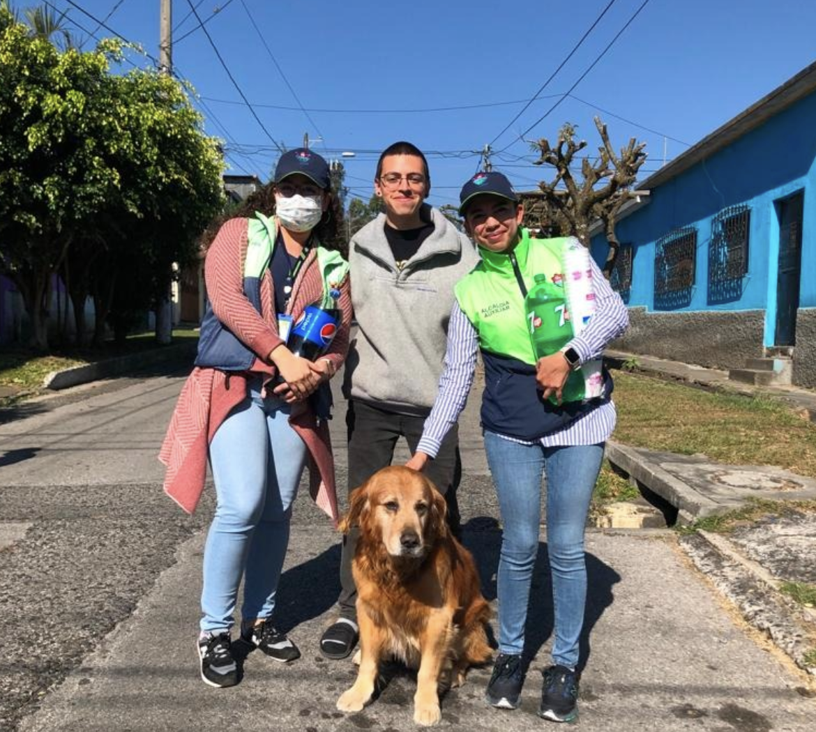 Como agradecimiento por parte del CÜB3 a la pronta respuesta, entregamos unas gaseosas y vasos para el almuerzo de los trabajadores de EMPAGUA.