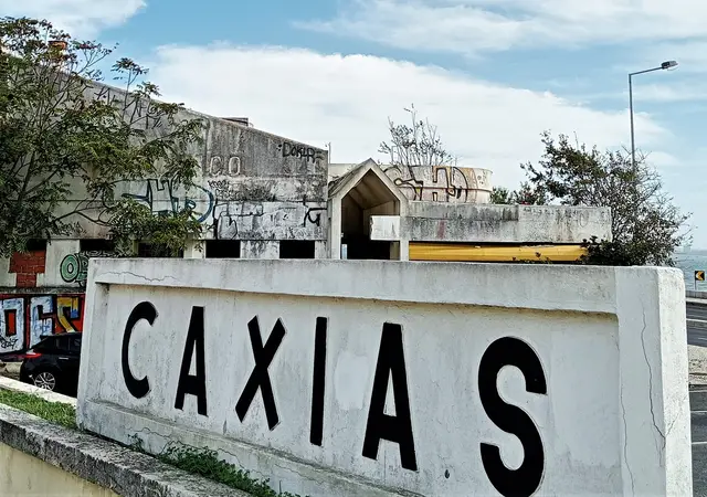 O edifício degradado em Caxias