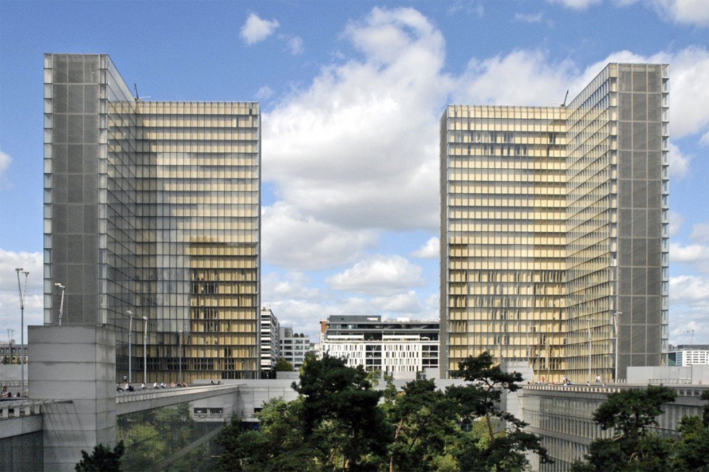 多米尼克-佩罗（Domnique Perrault），法国国家图书馆（La bibliothèque nationale de France），是在一个平台上搭建的（字面意义上）。【照片来自 Jean-Pierre Dalbéra】