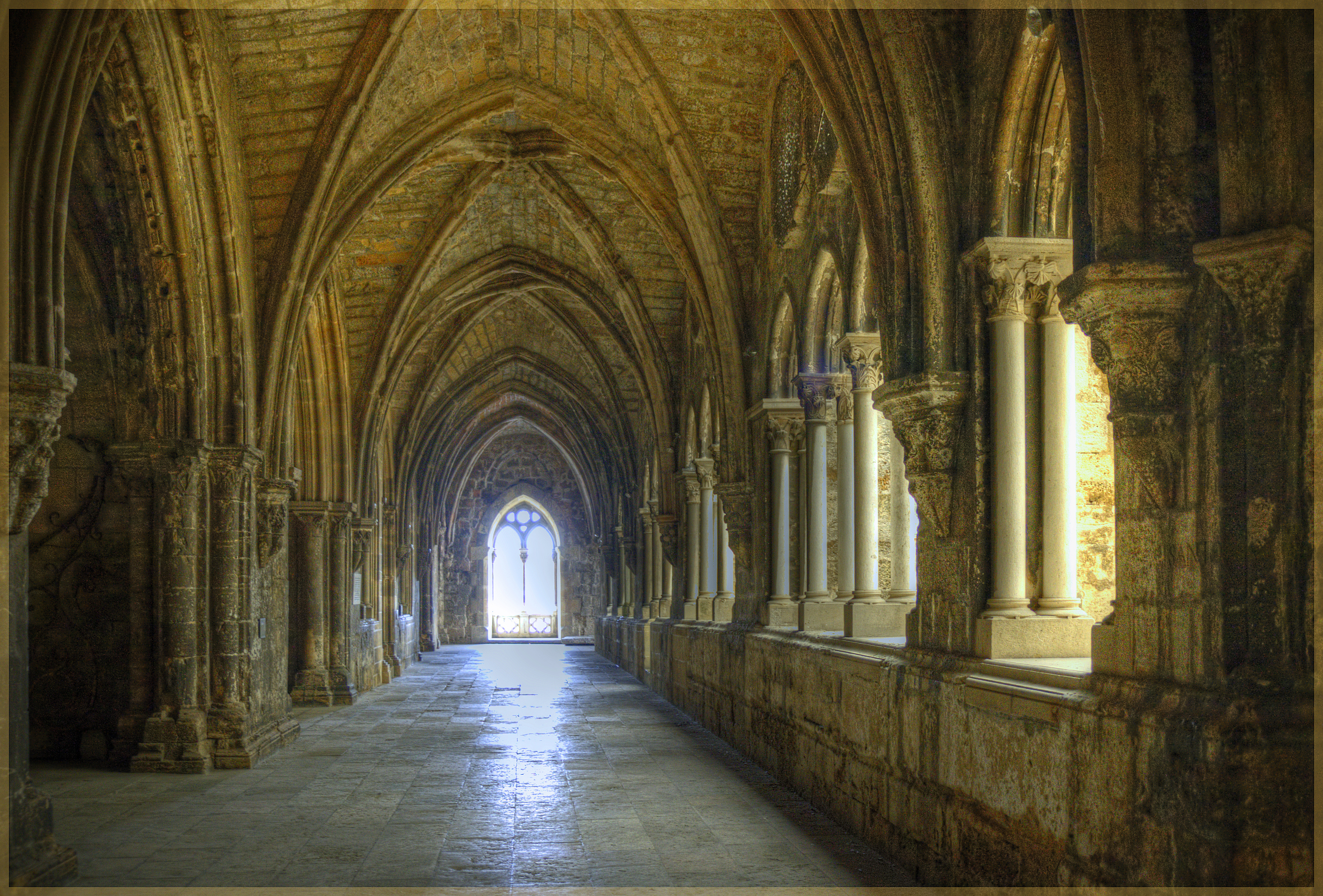 Ala leste do claustro em direcção ao lado sul