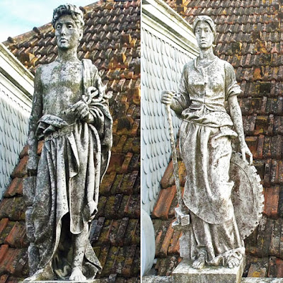Esculturas alegóricas ao Comércio e à Indústria. 