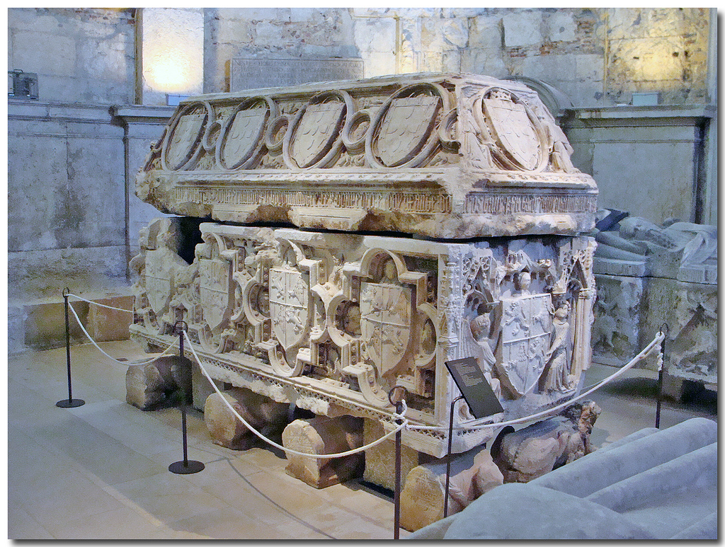 Túmulo gótico de Fernando I de Portugal.