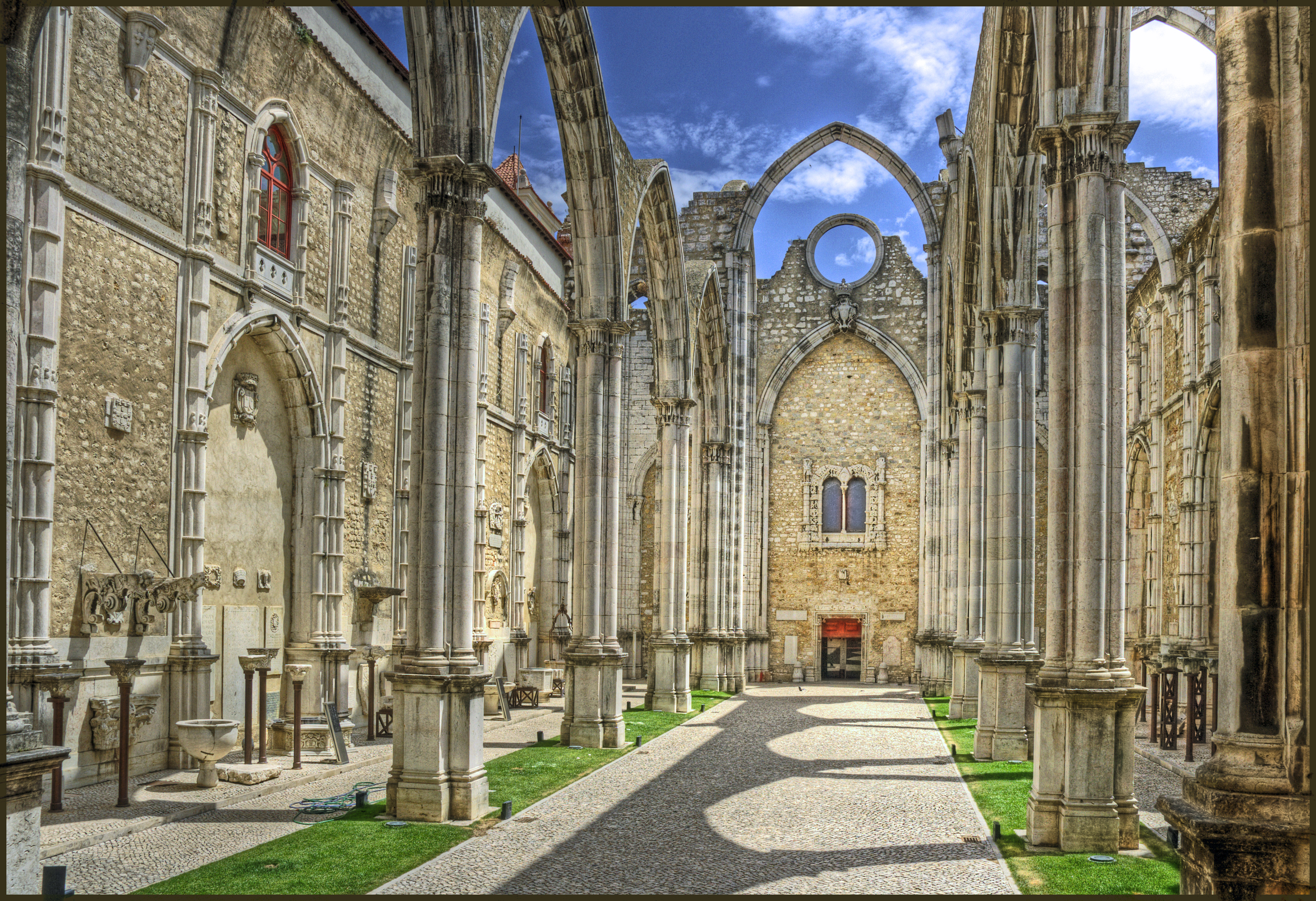 Ruínas da nave da igreja do Convento do Carmo.